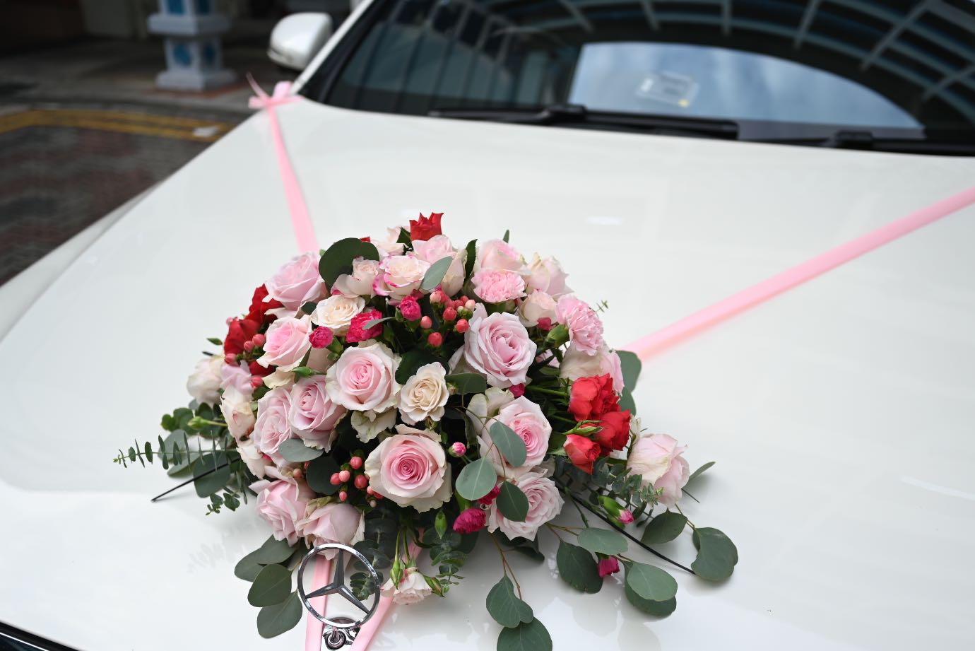 https://media.karousell.com/media/photos/products/2022/8/2/fresh_flowers_bridal_car_decor_1659418575_bed41e43_progressive.jpg