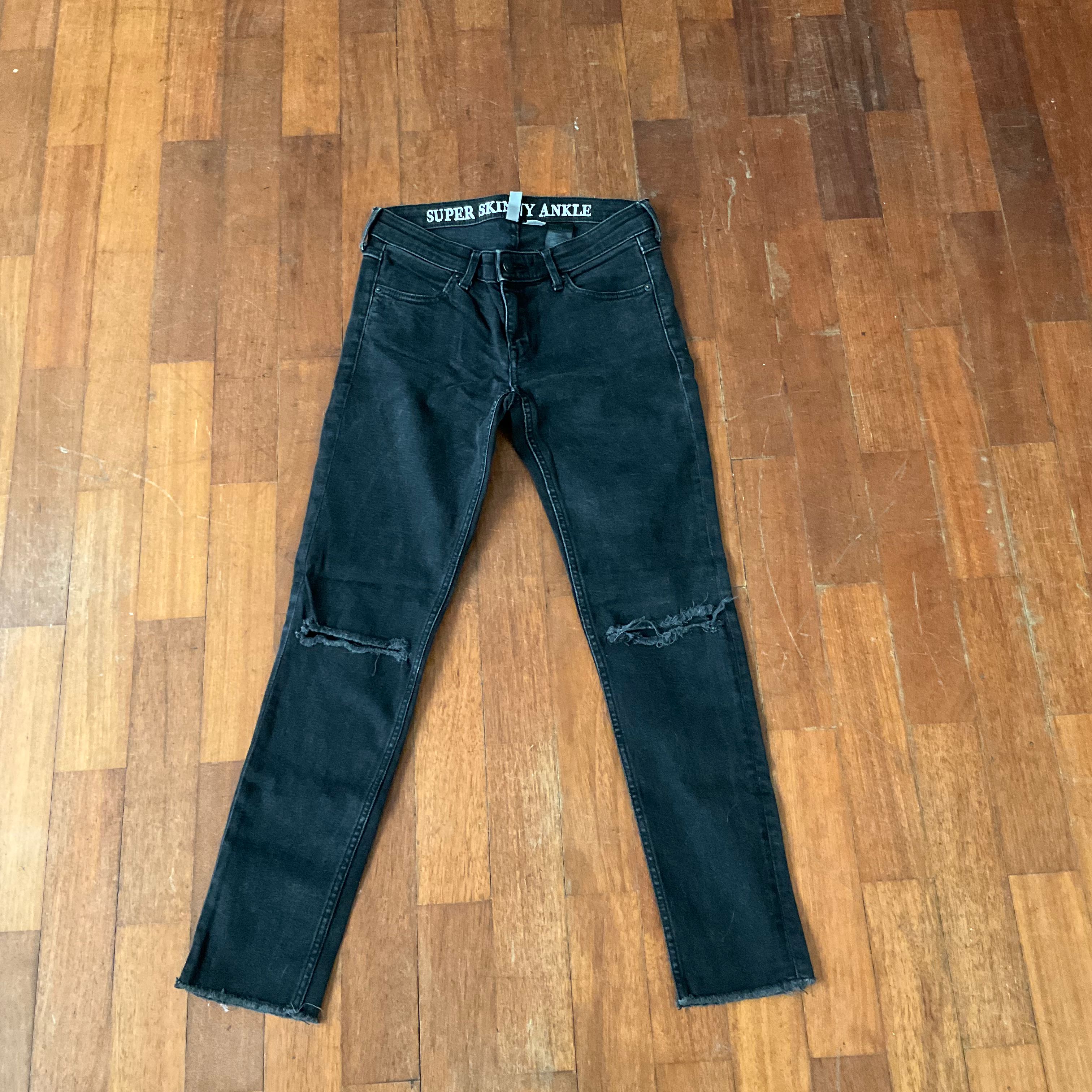 H&m black ripped jeans womens top