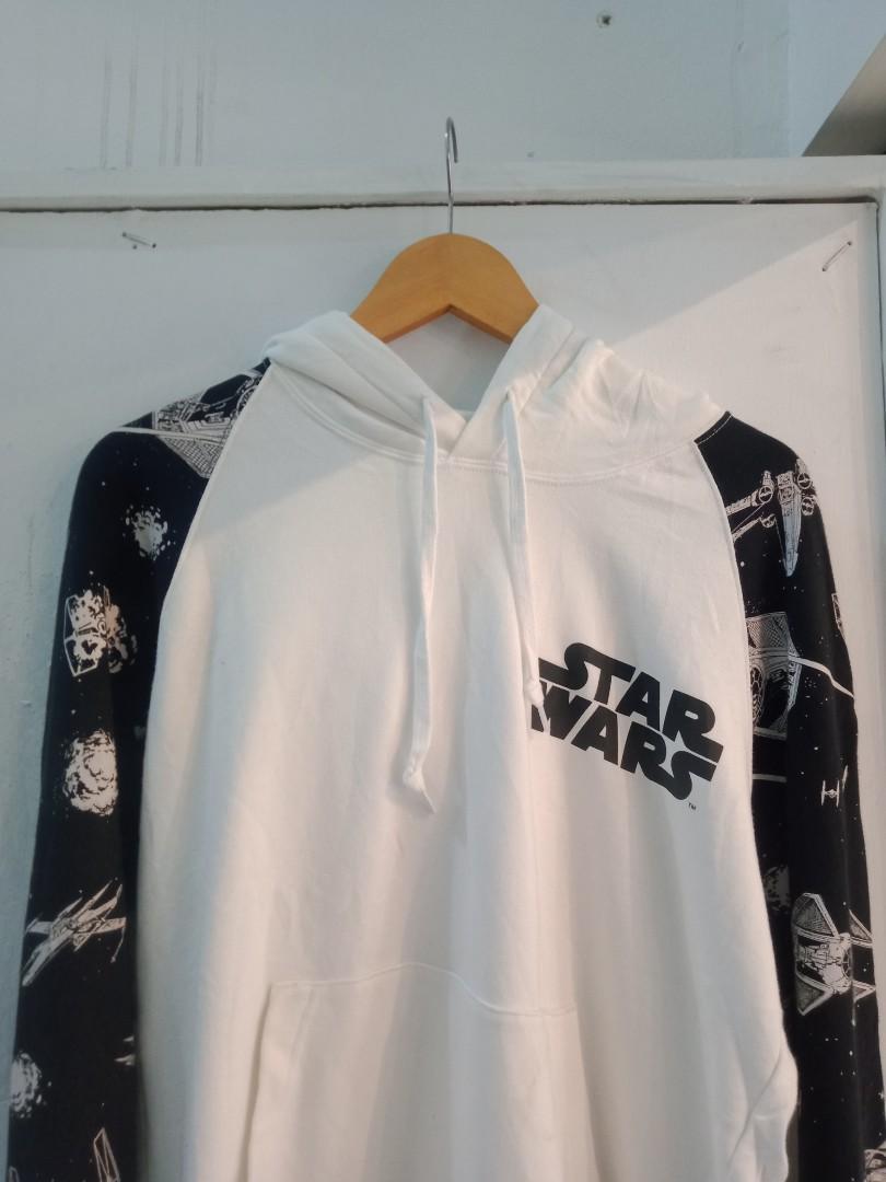 Hoodie uniqlo x starwars Fesyen Pria Pakaian Atasan di Carousell
