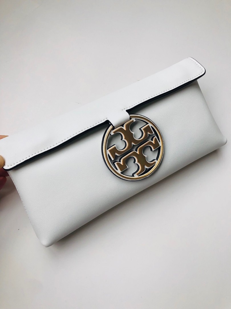 Tory Burch Miller Metal-Logo Clutch White, Women's Fashion, Bags & Wallets,  Clutches on Carousell