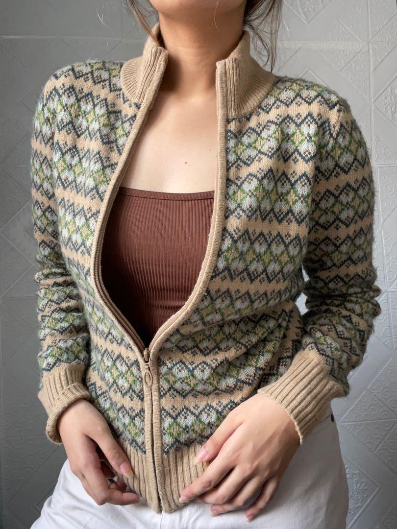 Uniqlo Zip Up Sweater (Category: Longsleeves) located in Paranaque City. Submitted by psyduuck (Listing ID 1176113613, Image 3). Description: Uniqlo Zip Up Sweater __ size: s-m __ condition: 10/10 __ seller's faveee <3 * there will be an additional 15 PHP_ shopee checkouts (for service & transaction fees).