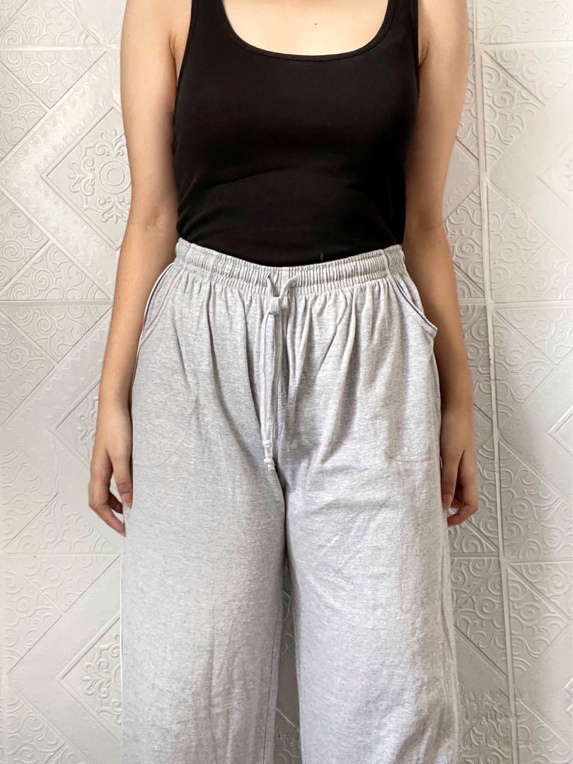 Wideleg Sweatpants (Category: Other Bottoms) located in Paranaque City. Submitted by psyduuck (Listing ID 1176109075, Image 1). Description: Wideleg Sweatpants __ size: W 28- 32" L 39" Rise 11.5" __ condition: 10/10 no flaws ! __ a wardrobe staple __ super comfy * there will be an additional 15 PHP_ shopee checkouts (for service & transaction fees).