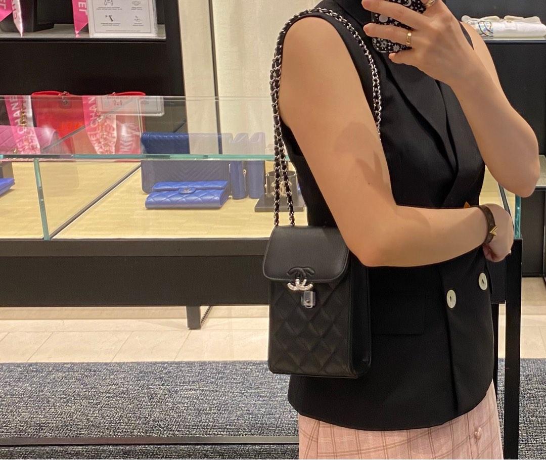 Chanel 22 handbag Shiny calfskin  goldtone metal  black  Fashion   CHANEL