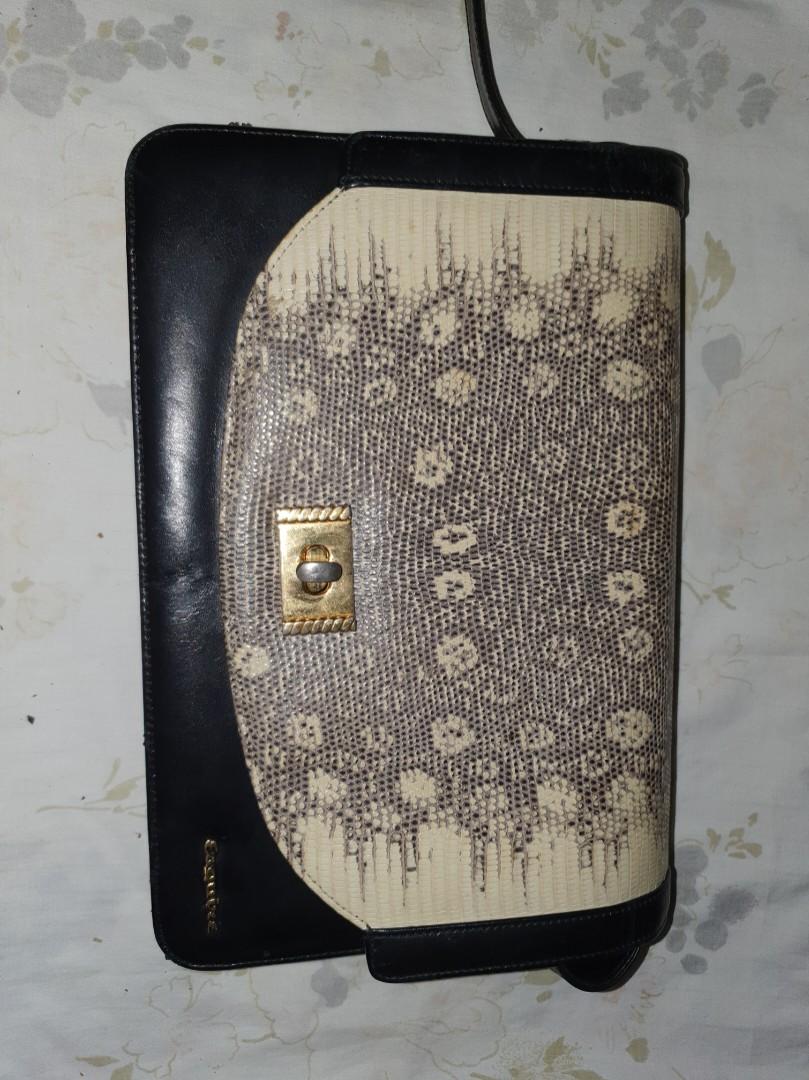 Esquire Lizard and leather shoulder bag (Category: Luxury Bags & Wallets) located in Santa Maria. Submitted by mikavillaflor4 (Listing ID 1179804419, Image 1). Description: legit lizard skin and leather bag in good condition with minimal signs of usage.