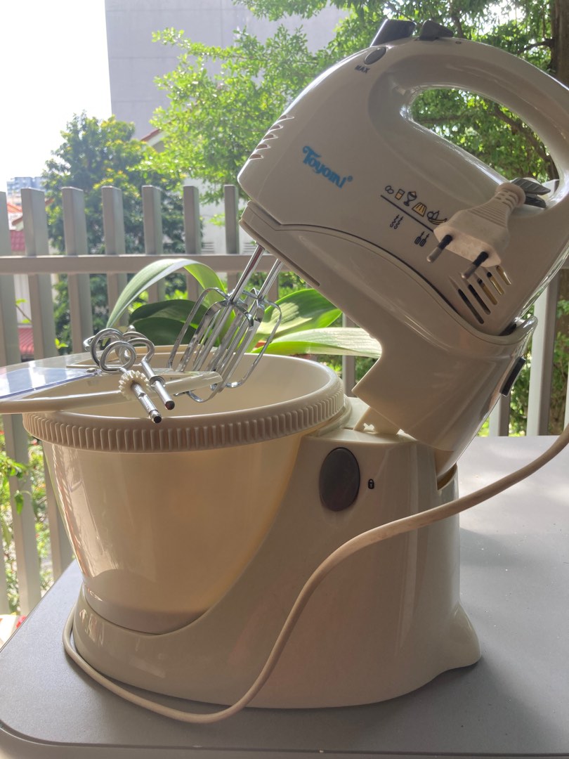 Hand mixer and bowl set, TV & Home Appliances, Kitchen Appliances, Hand