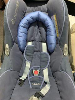 Newborn baby car seat (maxi cosi)