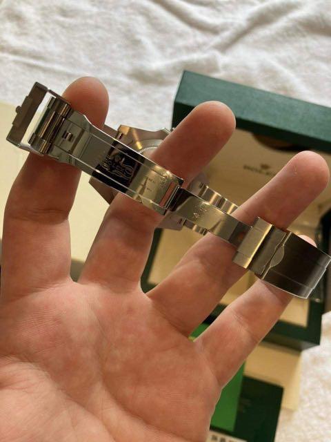 Rolex Submariner date '2022 41mm (Category: Luxury Watches) located in Pasig City. Submitted by Watchaholics (Listing ID 1179112238, Image 3). Description: Authentic Rolex submariner date Brand new, was bought May 2022 41mm Complete set.