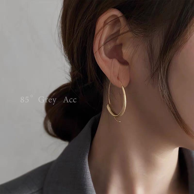 Stylish gold hoop earrings new Women s Fashion Jewelry