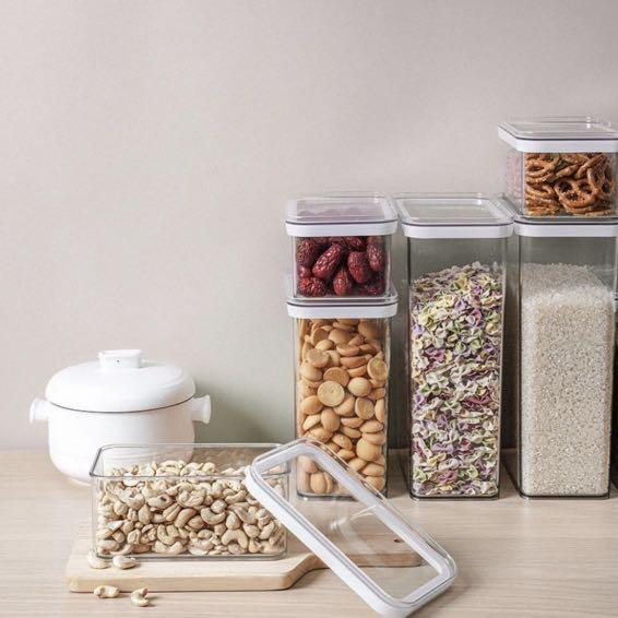 Airtight Containers (Category: Food Organization & Storage) located in Davao. Submitted by declutter29731 (Listing ID 1180056929, Image 1). Description: Available sizes 0.9L 2.4L 3.4L Set 3pcs and hanging rack.