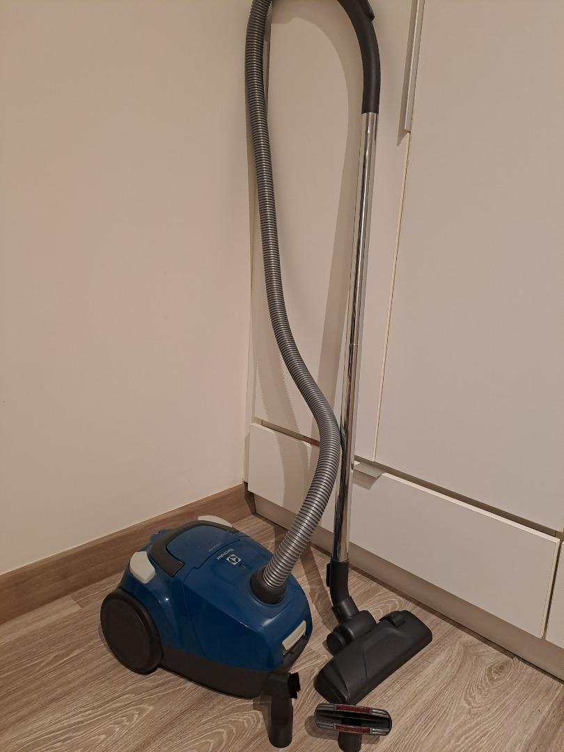 Electrolux 1600W Bagged Vacuum Cleaner Z1220, TV & Home Appliances
