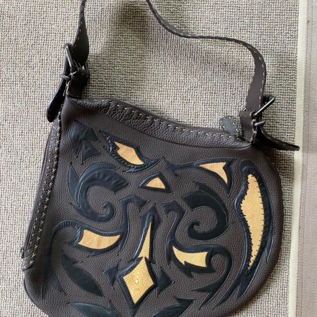 Fendi Oyster bag. Full leather stingray exotic leather. Vintage design REALLY CHIQUE and worn only a few times so it looks like new Please ask me