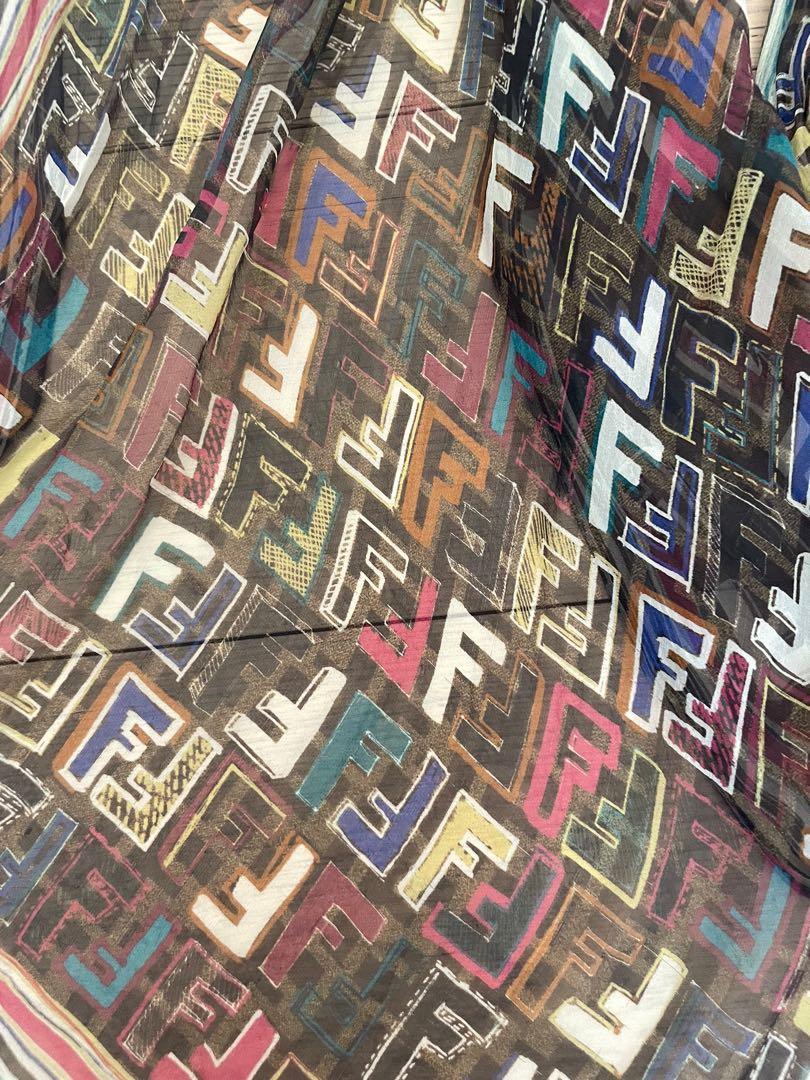 Fendi silk scarf vintage, 名牌, 飾物及配件- Carousell