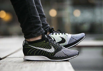 Nike flyknit 2025 black white volt