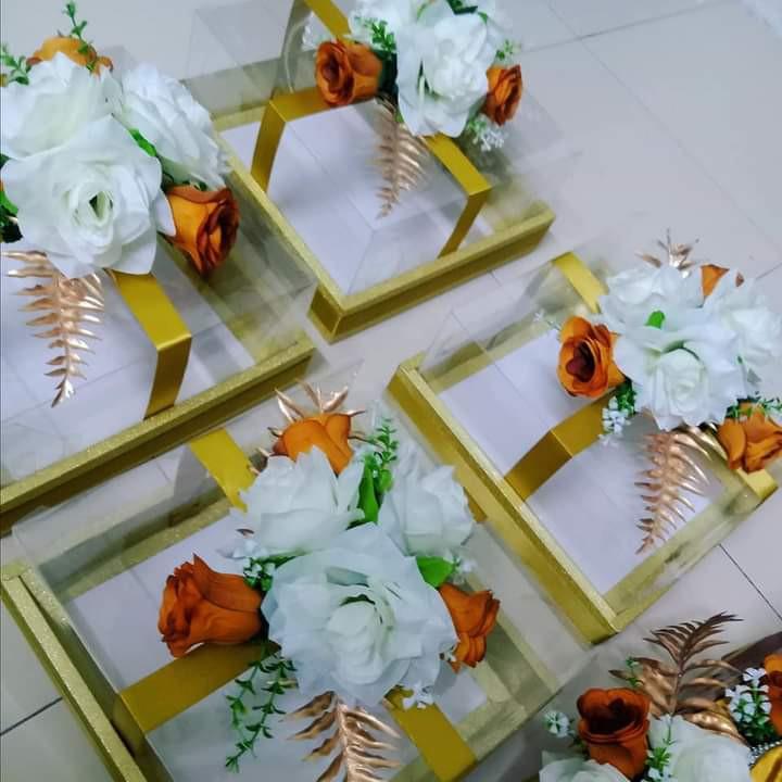 Kotak duit hantaran, Hobbies & Toys, Stationery & Craft, Flowers & Bouquets  on Carousell