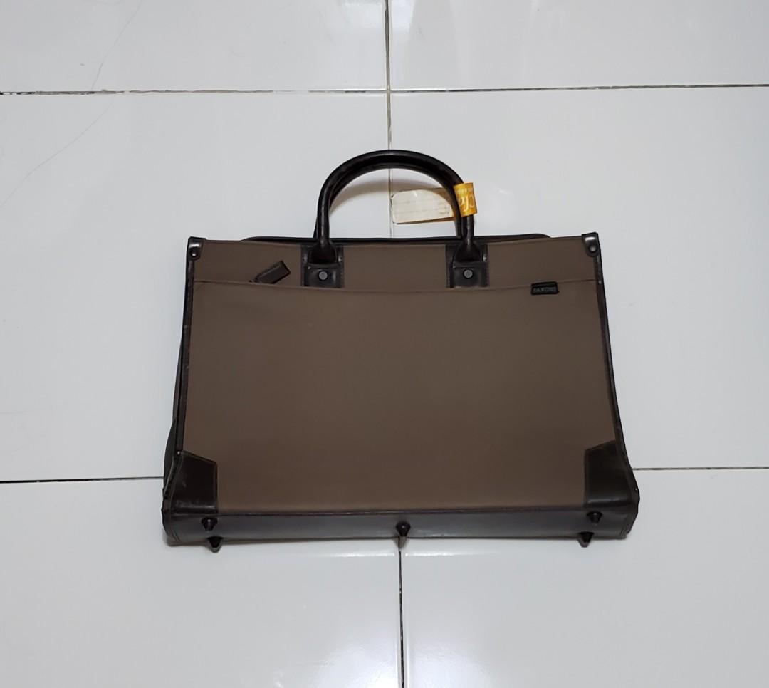 Laptop hard & softcase bag (Category: Luxury Bags & Wallets) located in Quezon City. Submitted by lajean (Listing ID 1179969304, Image 1). Description: Laptop hard & softcase bag Nagbakbak na un mga parts ng synthetic leather nya, see photo posted, pero in good condition pa rin naman. What u see is what u get, photo as is Pls.manage ur expectations IF YOU DOUBT DON'T BUY!!!! Shipping fee at buyer's expense.