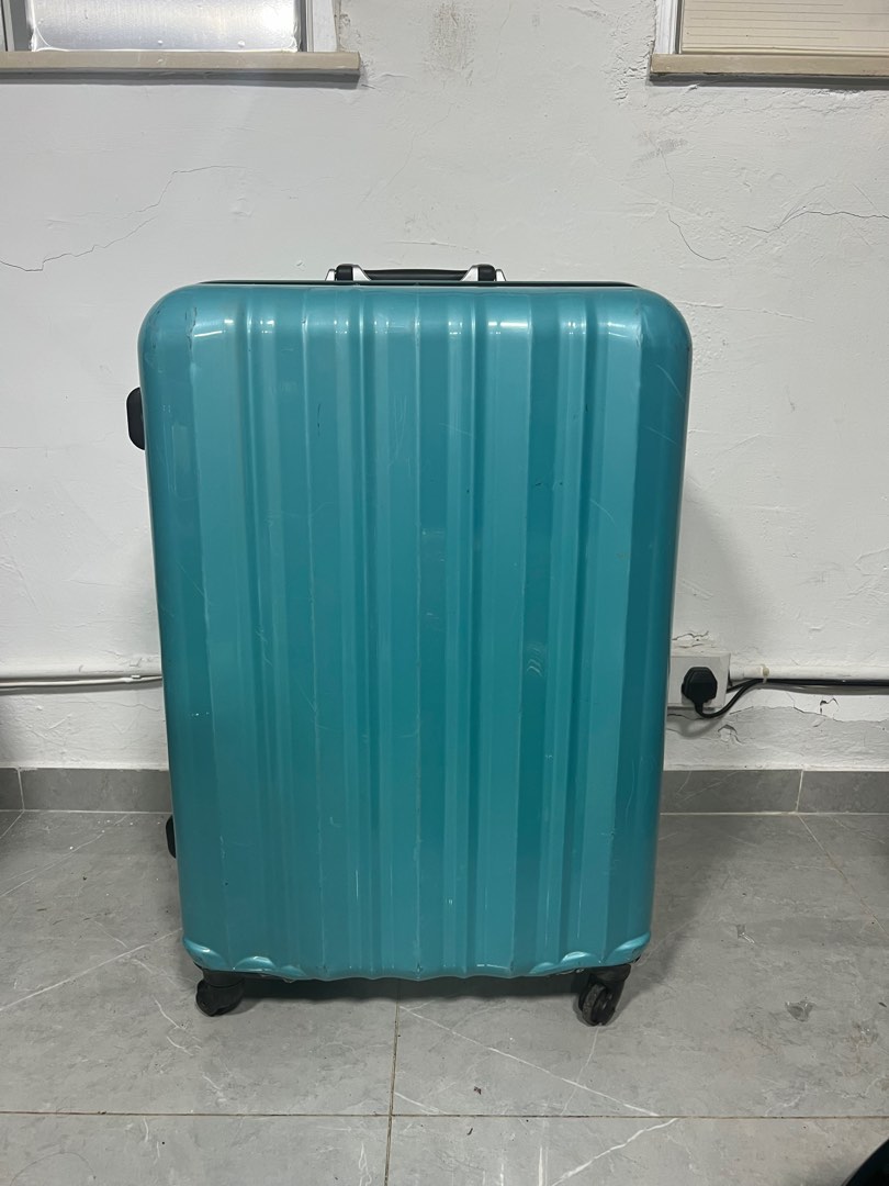 Large Suitcase luggage 32inch 40 kilos with 4 wheels have crack no key
