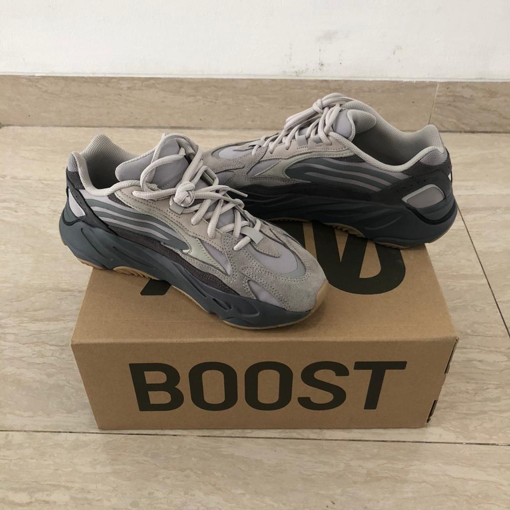 Sepatu Adidas yeezy boost 700 V2 Tephra