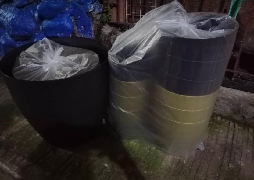 SMOOTH BLACK & GOLD PEARL POTS (Category: Pots & Planters) located in Quezon City. Submitted by uno_store (Listing ID 1180021612, Image 2). Description: SMOOTH BLACK PEARL POT JUMBO 12 pcs Gold & Black Mix sizes Pots SOLD SOLD Bound to Antipolo City thank you maam Dianca Zyra! till you next order po! ALL SIZES AVAILABLE order now deliver agad agad! Elegant Style durable plastic/rubber 100% Legit MORE TO SHOP HERE! PM for details and orders po! si