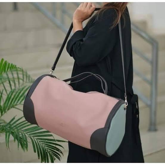 Travel bag moderne Oriflame Fesyen Wanita Tas Dompet di Carousell