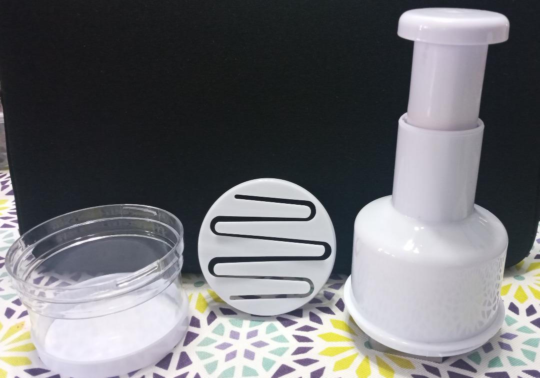 Vegetable Chopper (Category: Juicers, Blenders & Grinders) located in Makati City. Submitted by KuWeLaDevil01 (Listing ID 1179887229, Image 3). Description: If you just had your nails done or don't wanna cry anymore (...because you've cried enough already...), when chopping onions, why not use this?! It can also chop ginger, carrots, garlic, etc. Easy-to-use and very easy to clean. Let's chop those tears away! We require payment first, accepting 