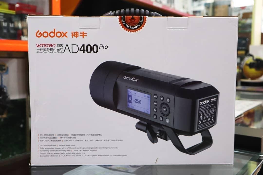 全新現貨神牛閃光燈 Godox AD400 Pro AD400PRO Studio flash light 影樓燈影樓閃光燈外拍燈人像 ad200 ad300 ad100 pro （分類：其他攝影配件）位於 Hong Kong。 由 roxsen 提交（商品編號 1180177212，圖片 2）。簡介： 全新現貨神牛閃光燈 New Godox AD400 Pro 神牛 Godox AD400Pro一體式外拍燈功率400Ws 回電達到0.1-1秒間，全光1秒極速回電 重量只有2.1kg 充滿電後可作380次全光輸出 色溫穩定5600±75K（色溫恆定模式） 30W LED造型燈 手柄無極調節 無線模式全面支持TTL功能（Canon, Nikon, Sony, Olympus, Panasonic及Fujifilm的TTL） 內置神牛2.4G無線X系統 支持1/8000s高速同步、頻閃等；1/12340秒閃光持續時間。