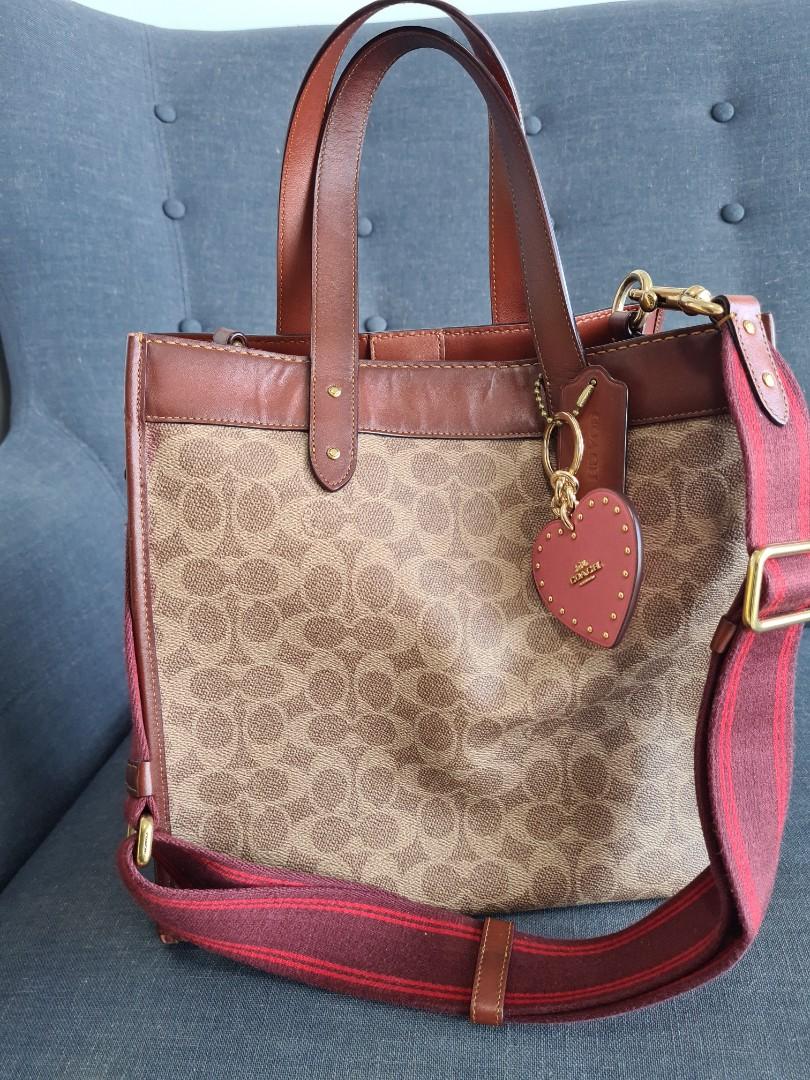 Coach] Field Tote in Signature Canvas with Horse and Carriage