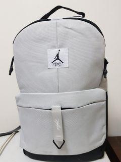 NIKE 灰色双肩後背包。全新