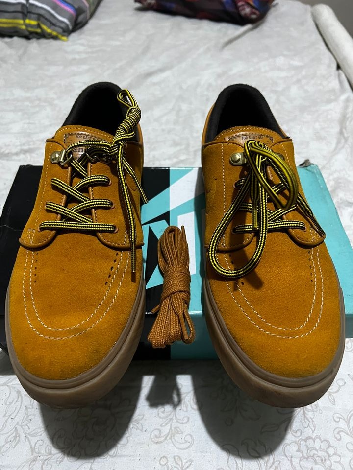 NIKE SB JANOSKI PRM WHEAT PACK BRONZE GUM LT BROWN Men s