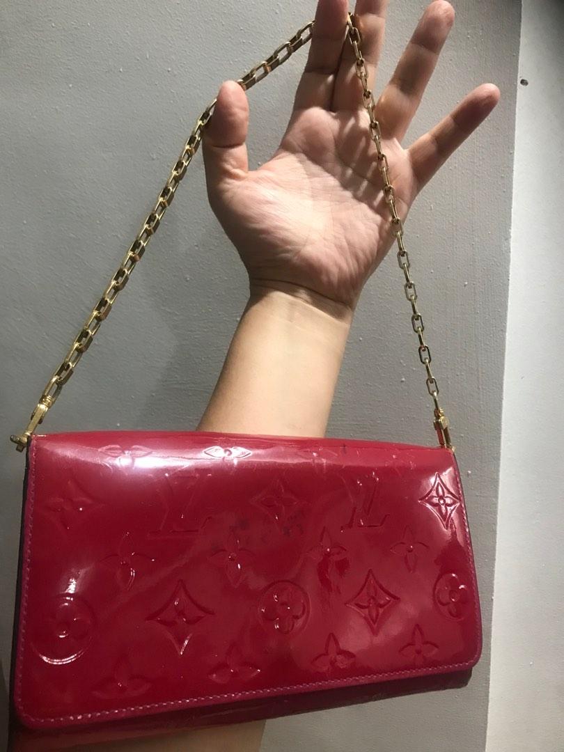 Authentic Louis Vuitton Vernis Wallet on Chain (Category: Luxury Bags & Wallets) located in Las Pinas. Submitted by bagluxxandmore (Listing ID 1180434086, Image 3). Description: Guaranteed authentic. With box. With minow sign of use. Please refer to the details photos.