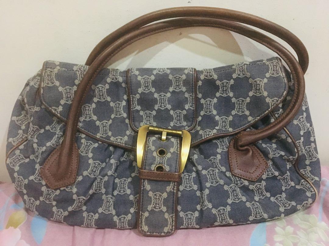 Celine TriompheHand Bag (Original) (Category: Luxury Bags & Wallets) located in Quezon City. Submitted by mhiemime (Listing ID 1180292989, Image 2). Description: Celine Triomphe Hand Bag Well used Loc. QC.