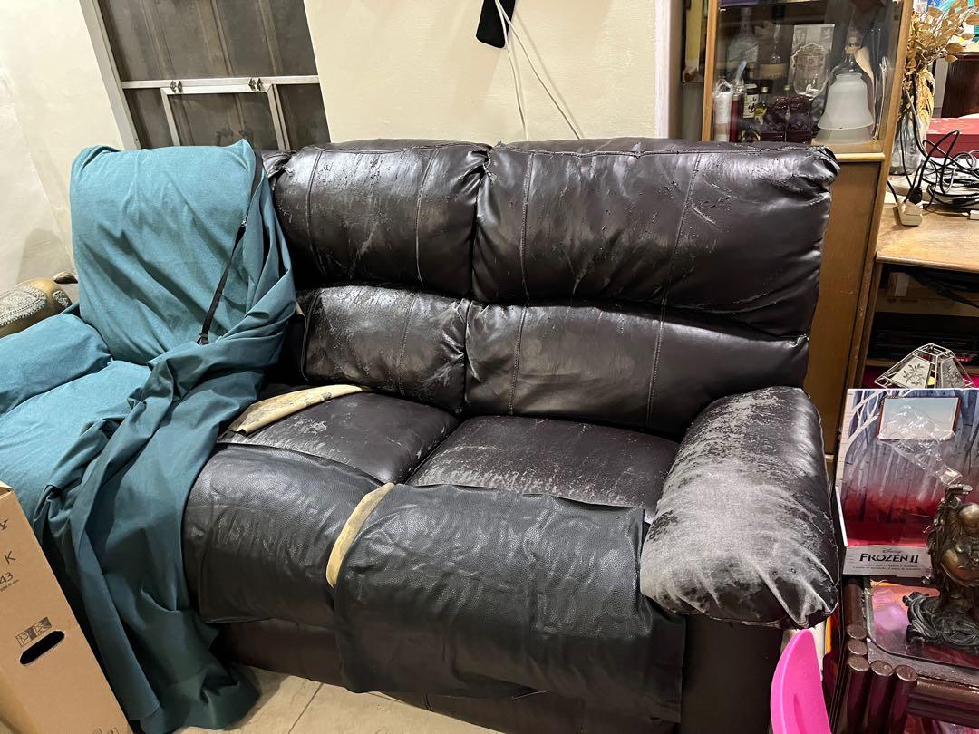 Lazy boy sofa (Category: Sofas) located in Manila. Submitted by makeupskincarebelowretail (Listing ID 1180406962, Image 1). Description: Has two lazy boy seats Adjustable Foam of sofa is not damaged only the leather 1.5 meters.