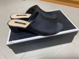 Low chunky slip on heels in Black