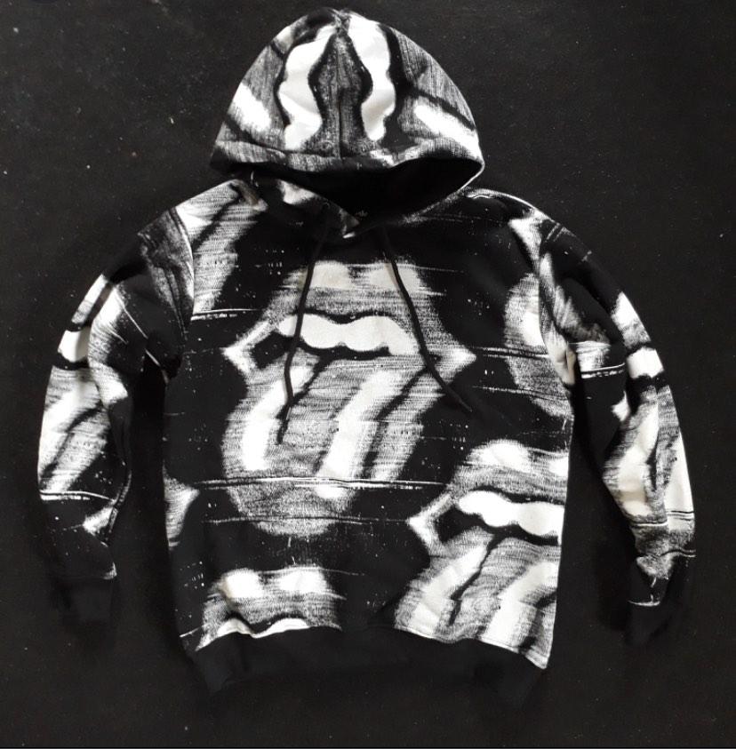 Pull bear Rolling Stones Hoodie Men s Fashion Tops Sets Hoodies on Carousell