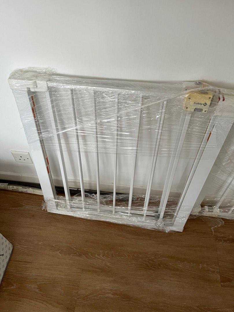 Safety 1st baby gate, 兒童＆孕婦用品, 兒童傢具, 兒童傢具 安全圍欄及安全鎖 Carousell