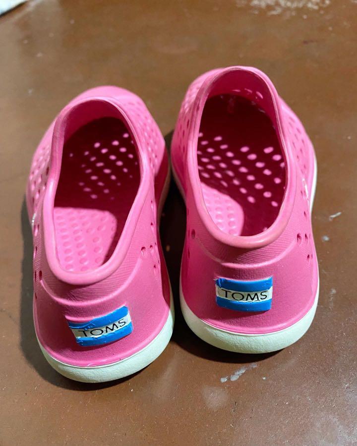 Toms shoes C7 /13.5cm (Category: Babies & Kids Fashion) located in Manila. Submitted by nallazaid (Listing ID 1180414488, Image 3). Description: C7 or 13.)cm (1-2t) Excellent condition Outgrown Like native shoes.