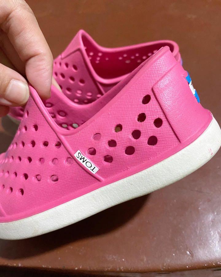 Toms shoes C7 /13.5cm (Category: Babies & Kids Fashion) located in Manila. Submitted by nallazaid (Listing ID 1180414488, Image 2). Description: C7 or 13.)cm (1-2t) Excellent condition Outgrown Like native shoes.
