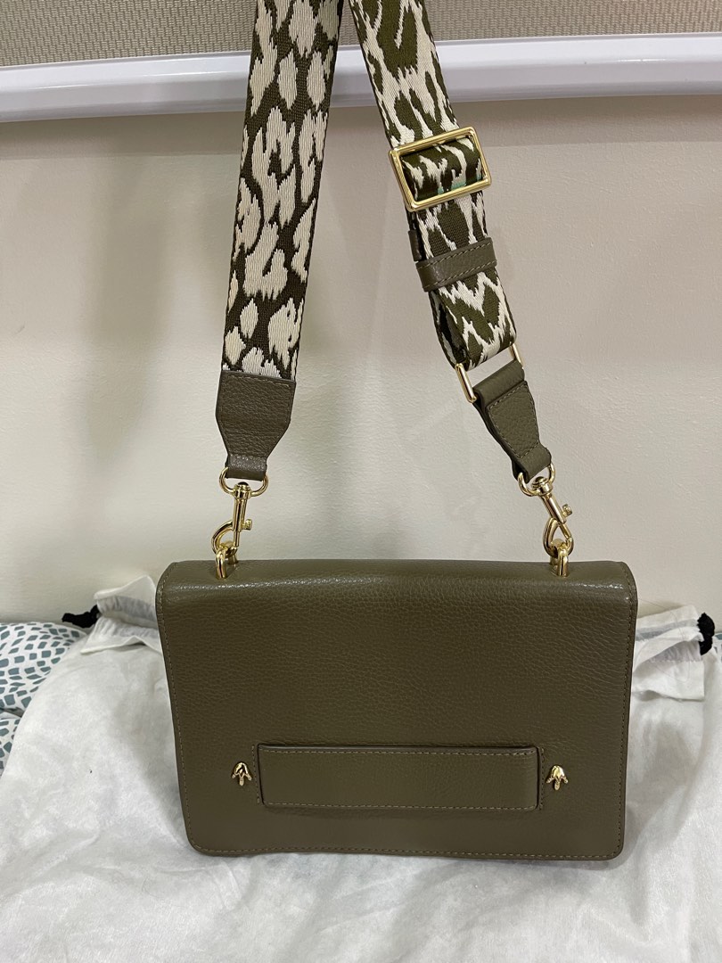 Authentic Le Saunda (HK Brand) Sling Bag, Women's Fashion, Bags ...