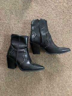 Mid heel ankle boots