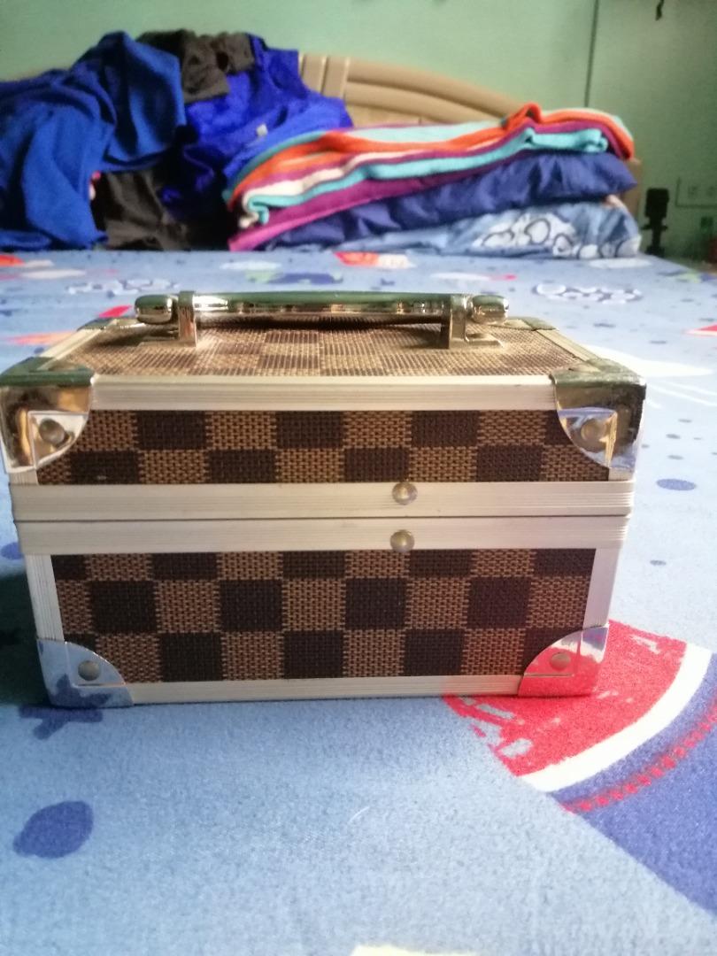 Money Bank with Key (Category: Storage Boxes & Baskets) located in Marikina City. Submitted by jbysy (Listing ID 1180527537, Image 2). Description: Money bank with key Only comes with 1 key Good for storage of money for kids.