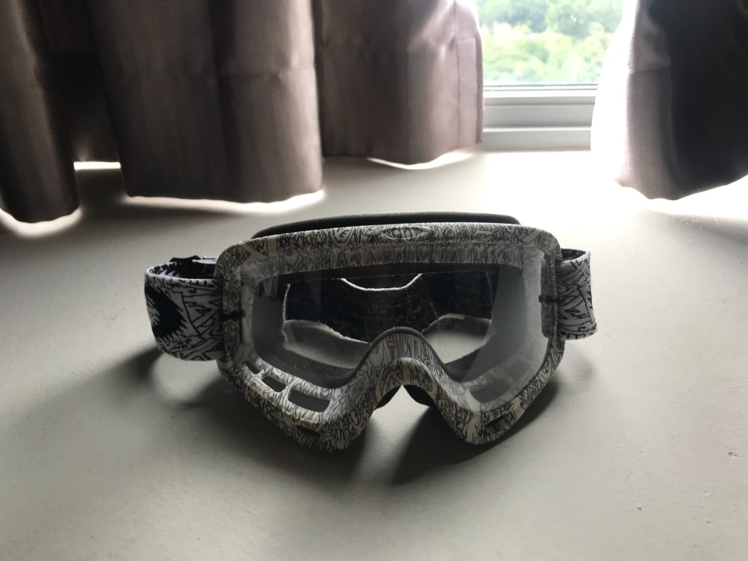 Oakley MTB goggles, Men's Fashion, Watches & Accessories, Sunglasses &  Eyewear on Carousell