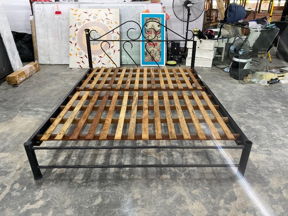 Queen Size Metal Bed Frame Black Colour / Rangka Katil Logam Saiz Queen ...