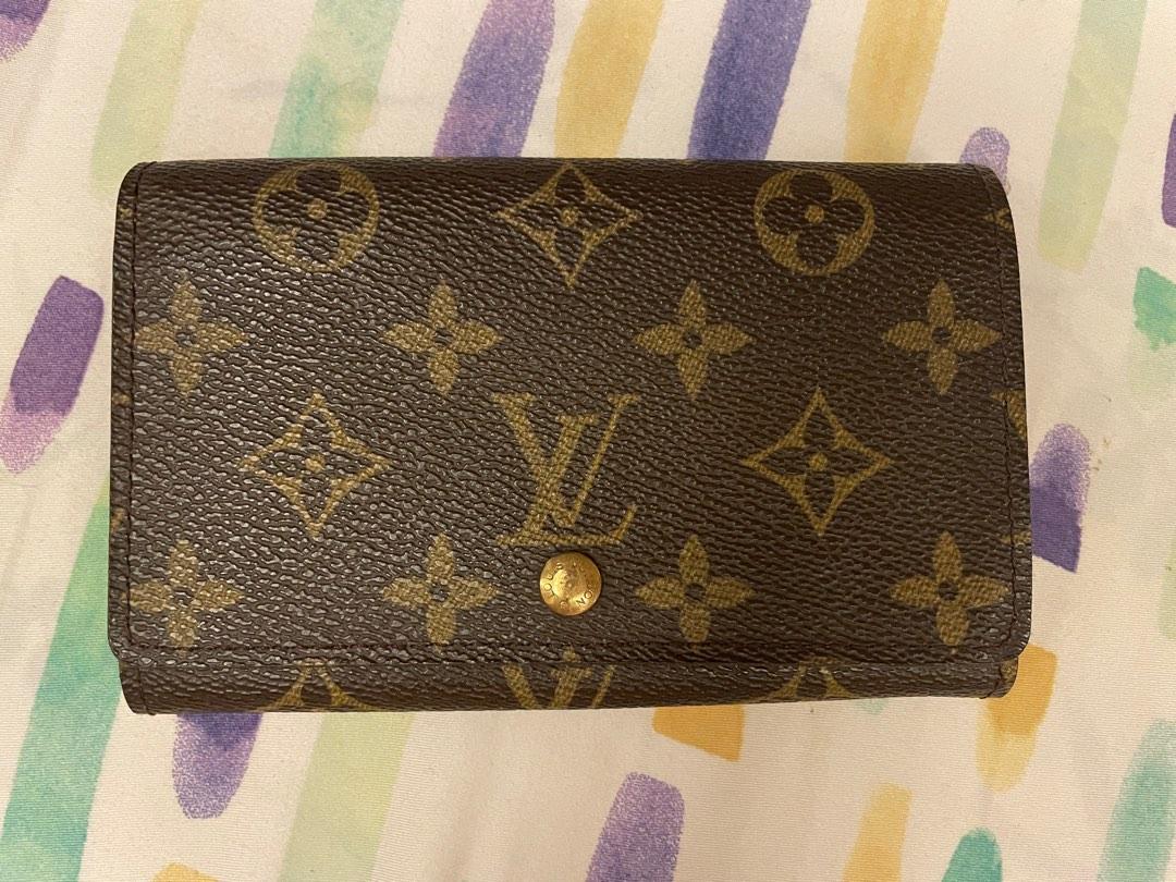 100% ORIGINAL LOUIS VUITTON BI-FOLD WALLET (Category: Luxury Bags & Wallets) located in San Juan City. Submitted by heartmnz (Listing ID 1180877333, Image 2). Description: Get this LV bi fold wallet for only 21k! Message me for more inquiries! 0908-654-0403 God bless! Visit our physical store located in 3rd floor Shoppesville Greenhills Shopping Center. Note: It has a ball-pen mark inside, but the overall condition is very good!.