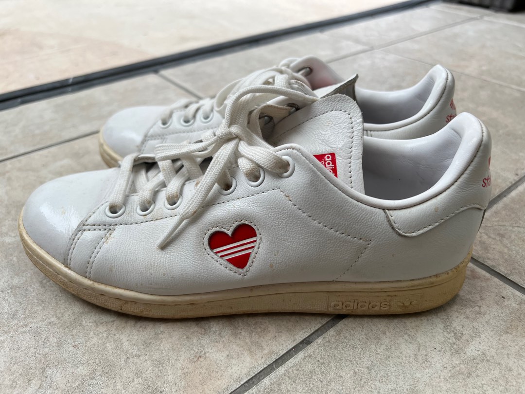 ADIDAS SMITH SUPERSTAR WHITE RED HEART TRAINERS, Women's Fashion, Sneakers on Carousell