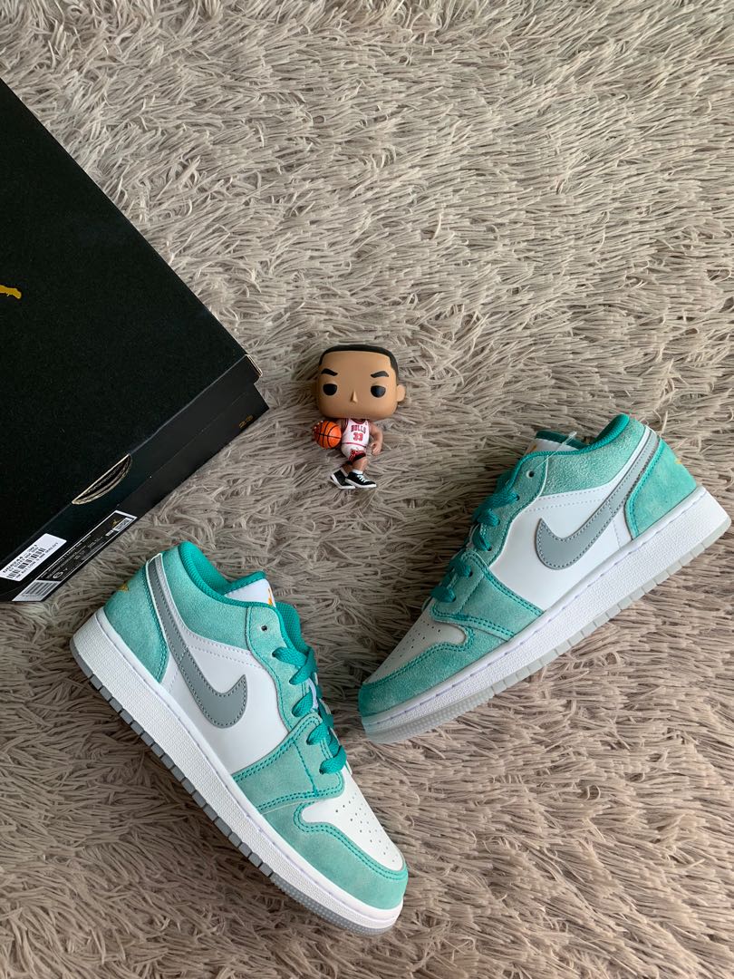 Nike hotsell emerald green