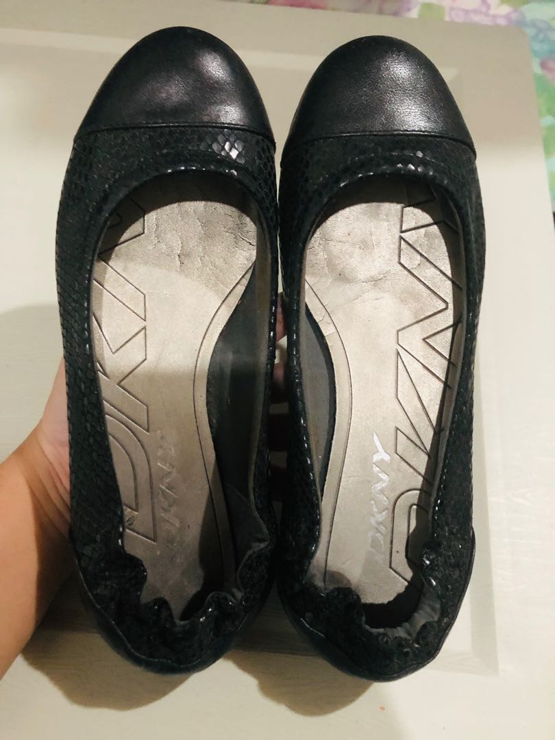 DKNY flat shoes, Women's Fashion, Footwear, Flats & Sandals on Carousell
