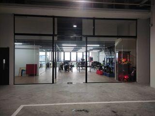 Frameless glass partition