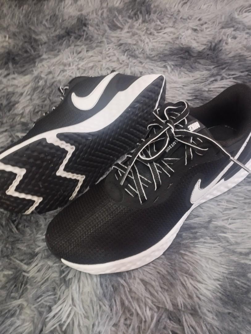 nike revolution, Men's Fashion, Footwear, Sneakers on Carousell