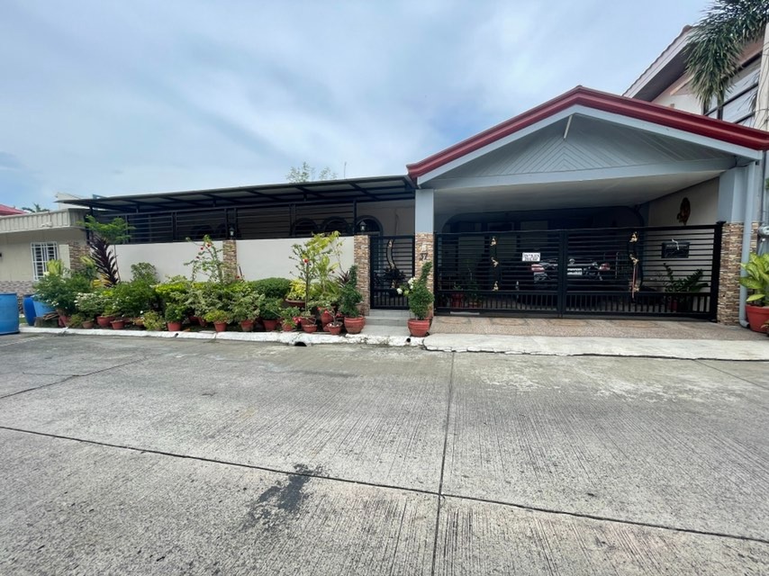 Preowned Bungalow House and Lot for Sale in BF Homes Paranaque