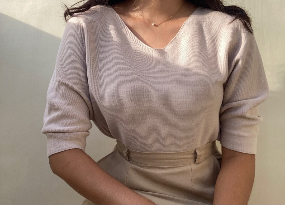 Uniqlo 3D Knit V- Neck, Women's Fashion, Tops, Blouses on Carousell