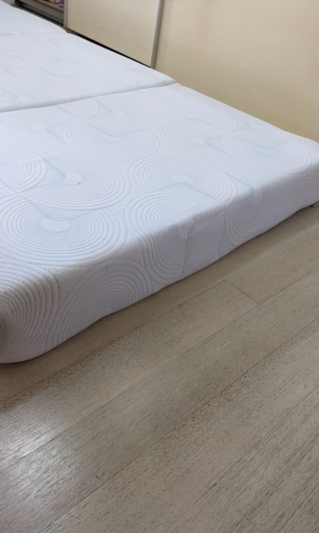 Zinus 5 Trifold cooling gel mattress, Furniture & Home Living